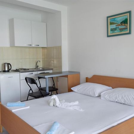 Apartments Ivica - Beachfront Drvenik  Extérieur photo