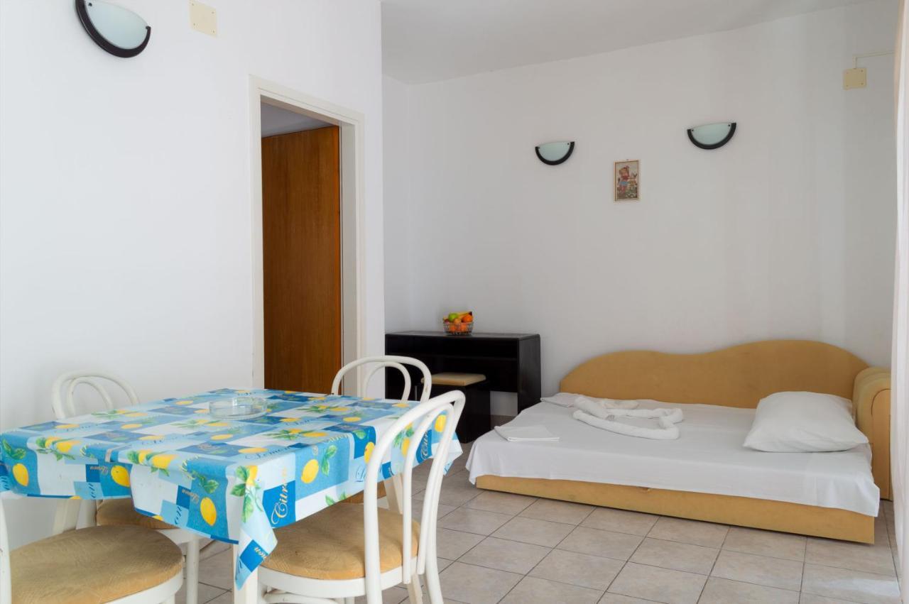 Apartments Ivica - Beachfront Drvenik  Extérieur photo