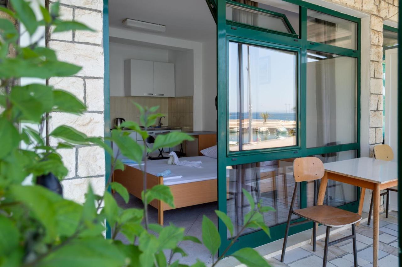 Apartments Ivica - Beachfront Drvenik  Extérieur photo