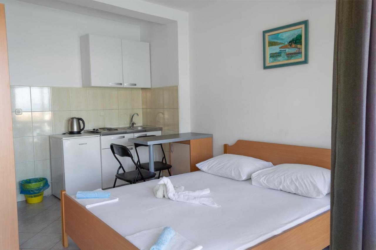 Apartments Ivica - Beachfront Drvenik  Extérieur photo